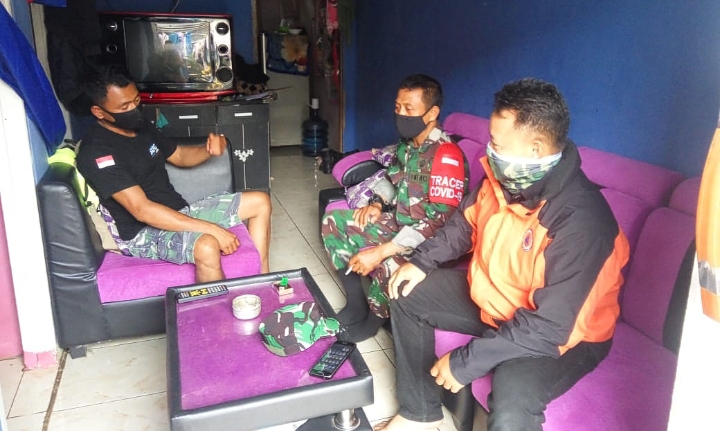 Babinsa Koramil 0607-09/Cisaat Komsos Di Rumah Warga Binaannya