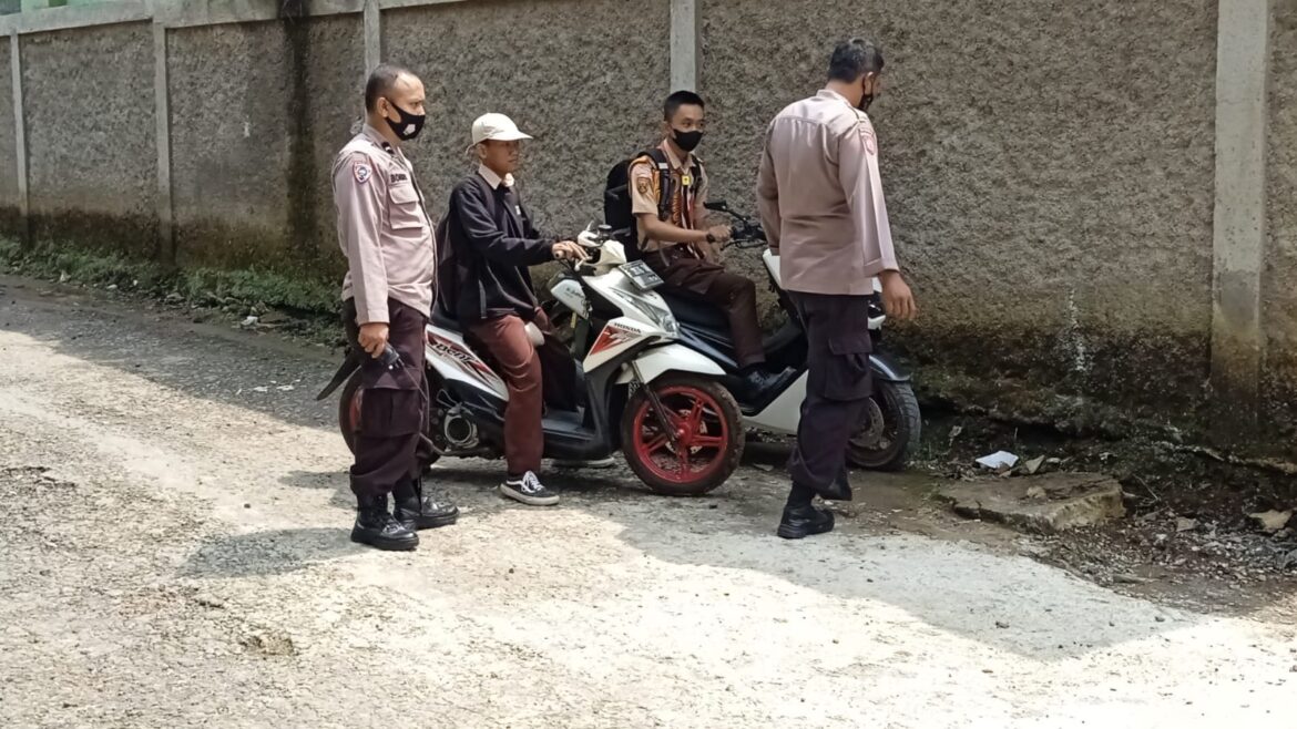 Cegah Tawuran Antar Pelajar, Kanit Binmas Bersama anggota Polsek Gunungguruh lakukan ini