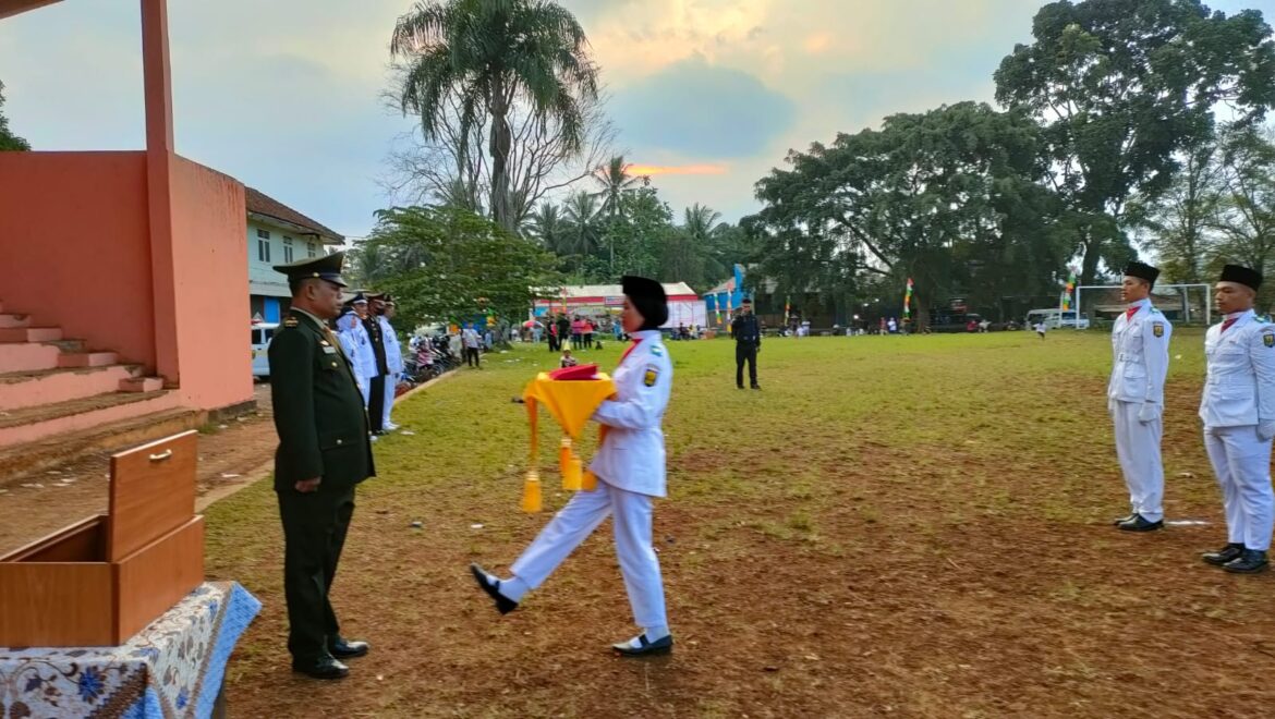 Kapolsek Gunungguruh Iptu Didin Waslidin, Laksanakan Upacara Penurunan Bendera
