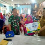 Monitoring Penyaluran BLT Dana Desa, Babinsa Desa Cisaat Himbau Prokes