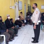 Kanit Lantas Polsek Gunungguruh Berikan Arahan Tentang Disiplin Dan Etika Dalam Berlalu Lintas Kepada Warga Penerima BLT BBM