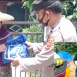 Baksos Bantuan Paket Beras Oleh Kanit Binmas Polsek Gunungguruh Bersama Anggota kepada warga kampung Kutamaneh
