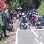 Jaga Kondusifitas, Babinsa Padaasih Koramil 0607-09/Cisaat Lakukan Pengamanan Lomba Roli DiJalan Cicantayan