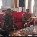 Babinsa Koramil 0607/Cisaat Bersama Kapolsek Gunungguruh Laksanakan Komsos Dengan Pemdes