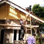 Bersinergis Dengan Warga, Babinsa Cibentang Koramil 0607-09/Cisaat, Bantu Pembangunan Rumah Tidak Layak Huni