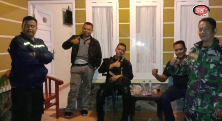Tingkatkan Kondusifitas Wilayah, Babinsa Gunungjaya Koramil 0607-09/Cisaat Bersama Bhabinkamtibmas Lakukan Patroli Malam