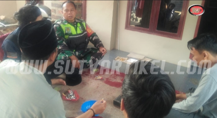 Babinsa Gunungguruh Komsos dengan warga, Laksanakan Upaya Khusus Perbaiki tanggul Irigasi