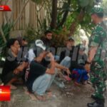 Cegah Kenakalan Remaja, Babinsa Gunungjaya Komsos Dengan Pemuda Desa Binaan