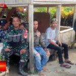 Komsos dengan Pemuda Desa, Babinsa Sukamanis Serda Muhtar Bahas Siskamling di Wilayah Binaan
