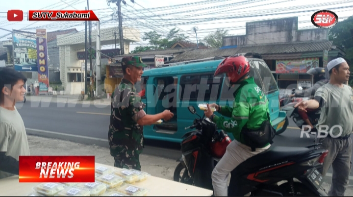 Babinsa Gunungjaya Koramil 0607-09/Cisaat, Kembali gelar Jumat Berkah Bagikan Nasi Kotak Kepada Warga