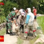 Babinsa Kutasirna Koramil 0607-09/Cisaat, Lakukan Karbak Pembuatan TPT
