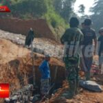 Babinsa Sukamaju Bersama Masyarakat Karya Bakti Pembuatan Jalan menuju Obyek wisata