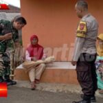 Jalin silaturahmi, Babinsa Kutasirna Koramil 0607-09/Cisaat Komsos Bersama Pengrajin Bambu Jalin silaturahmi, Babinsa Kutasirna Koramil 0607-09/Cisaat Komsos Bersama Pengrajin Bambu
