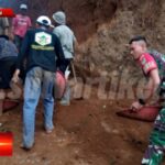 Babinsa Citamiang Bersama Warga Gotong Royong Bersihkan Tumpukan Tanah Di jalan lingkungan