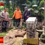 Danposramil Kadudampit Tinjau Jembatan Rusak Akibat Tanah Longsor Di Desa Cikahuripan Danposramil Kadudampit Tinjau Jembatan Rusak Akibat Tanah Longsor Di Desa Cikahuripan