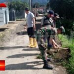 ​Babinsa Citamiang Bersama Kepala Desa dan Warga Laksanakan Karya Bakti Bersihkan Jalan Lingkungan