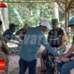 Babinsa dan Apdes Padaasih Mediasi Permasalahan Aliran Air Antar Warga Yang Bertikai