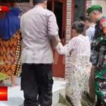 Kesulitan Berjalan Babinsa dan bhabinkamtibmas Muaradua Bopong Lansia Masuk ke Rumah Kesulitan Berjalan Babinsa dan bhabinkamtibmas Muaradua Bopong Lansia Masuk ke Rumah