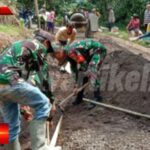 Membangun Desa Bersama Warga, Babinsa Mangkalaya Bantu Kerja Bakti Pengecoran Jalan