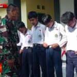 Babinsa Selajambe, Berikan Pembinaan Disiplin kepada Siswa SMP 2 Selajambe