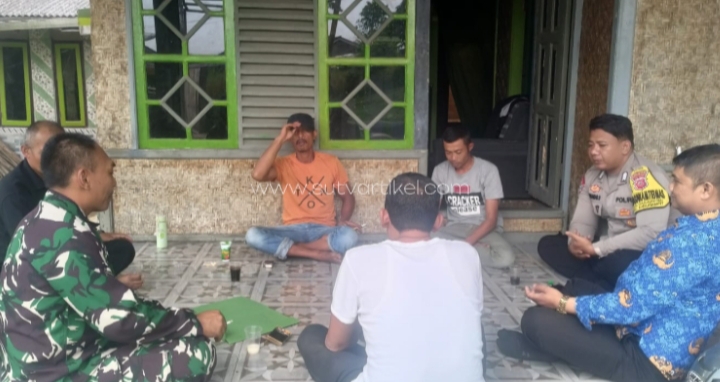 Jalin Silaturahmi, Babinsa Dan Bhabinkamtibmas Cikahuripan Komsos Dengan Warga