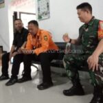 Babinsa Kutasirna Koramil 0607-09/Cisaat Komsos Dengan Anggota BPBD Kecamatan Cisaat