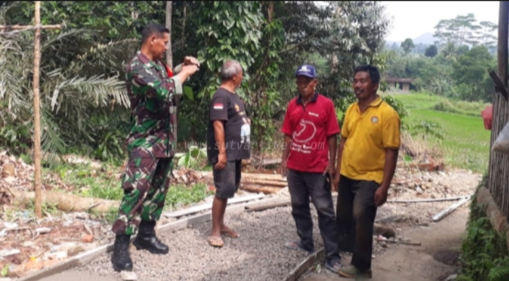 Babinsa Desa Babakan Koramil 0607-09/Cisaat Monitoring Pembangunan Jalan Rabat Beton