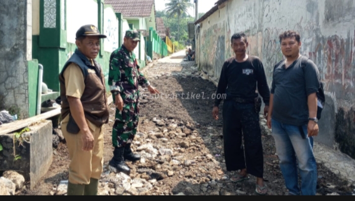 Babinsa Kebonmanggu Koramil 0607-09/Cisaat Bersama Kades Monitoring Pengecoran Jalan