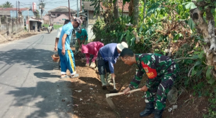 Peduli Kebersihan Lingkungan, Babinsa Gunungjaya Bersama Warga Bersihkan Bahu Jalan