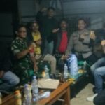 Babinsa Padaasih bersama Bhabinkamtibmas patroli wilayah dan komsos dengan remaja desa
