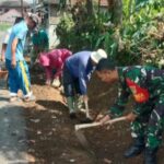 Babinsa Gunungjaya Bersama Warga Karya Bakti Bersihkan Selokan