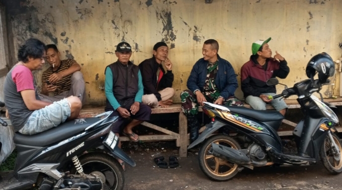 Komsos Babinsa Kebonmanggu Koramil 09/Cisaat Dengan Tukang Ojek Di Desa Binaan