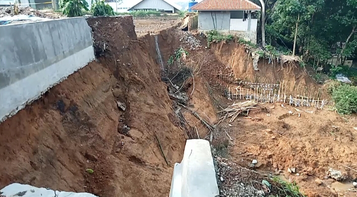 Dinding Kolam Longsor Diarea Pondok Pesantren Yaspida, 4 orang Santri Meninggal 5 lainnya luka-luka