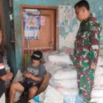 Babinsa Sirnaresmi Koramil 09/Cisaat Melakukan Pengawasan Pendistribusian Pupuk Bersubsidi di Desa Binaan