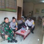 Jalin Sinergitas, Babinsa Gunungguruh Koramil 09/Cisaat Komsos Dengan Aparat Kepolisian