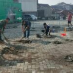 Ciptakan Lingkungan Pasar yang Bersih dan Sehat, Babinsa Kel Gunung parang Koramil 04/Cikole Gelar Karya Bakti