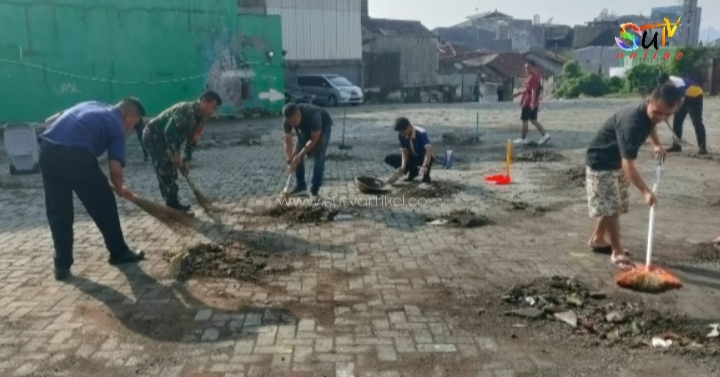 Ciptakan Lingkungan Pasar yang Bersih dan Sehat, Babinsa Kel Gunung parang Koramil 04/Cikole Gelar Karya Bakti