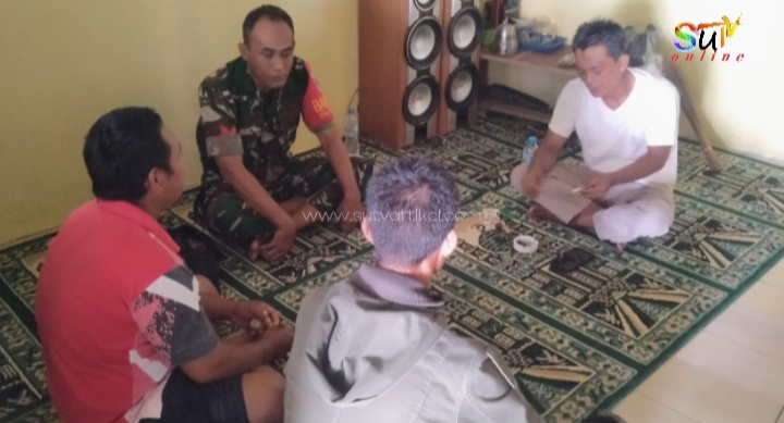 Dengan Komsos, Babinsa Cipetir Koramil 09/Cisaat Himbau Warga Waspadai Cuaca Ekstrim