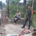 Babinsa Babakan Koramil 09/Cisaat Gotong Royong Bersama Warga Bersihkan Selokan