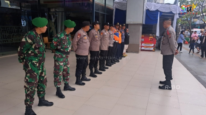 Antisipasi Gangguan Kamtibmas, Petugas Koramil 0607-04/Kota Sukabumi Utara dan Polsek Cikole Pos Pam Nataru City Mall Gelar Apel Siaga