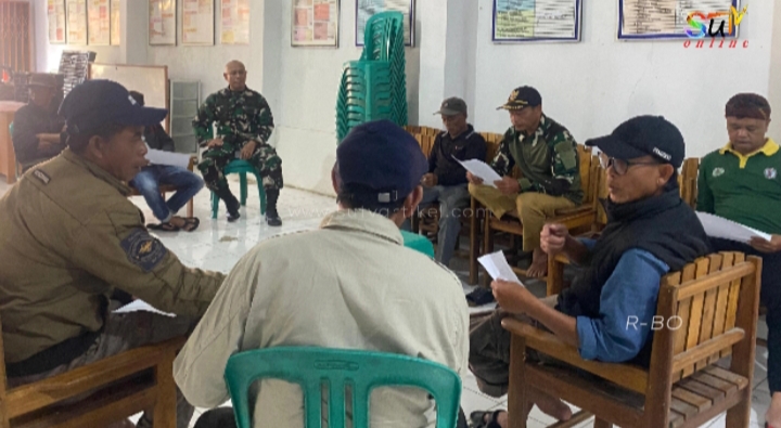 Bahas Program Fisik, Babinsa Sukamaju Koramil 09/Cisaat Hadiri Giat Sawala bersama Aparatur Desa