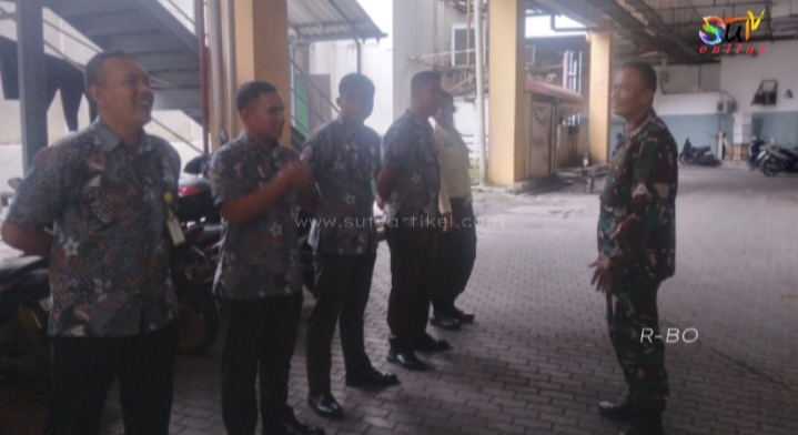 Babinsa Kel.Cisarua Koramil 04/Kota Sukabumi Utara Laksanakan Bintahwil Kepada Security City Mall