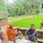 Tinjau Keadaan Petani di Wilayah, Babinsa Muaradua Koramil 09/Cisaat Laksanakan Komsos Dengan Poktan