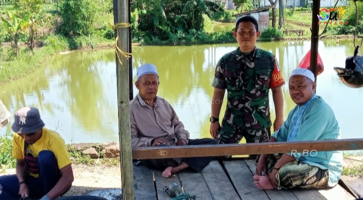 Babinsa Kutasirna Koramil 09/Cisaat melaksanakan Komsos Dengan Tomas dan Toga