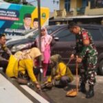 Babinsa Cisaat Koramil 09/Cisaat Bersama Ibu – Ibu PKK Kerja Bakti Bersihkan Halaman Kantor Desa Babinsa Cisaat Koramil 09/Cisaat Bersama Ibu – Ibu PKK Kerja Bakti Bersihkan Halaman Kantor Desa