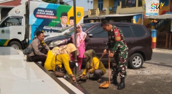 Babinsa Cisaat Koramil 09/Cisaat Bersama Ibu – Ibu PKK Kerja Bakti Bersihkan Halaman Kantor Desa