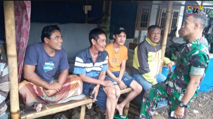 Komsos Babinsa Citamiang Bersama Tomas, Bahas Keamanan Dan Ketertiban Lingkungan di wilayah binaan