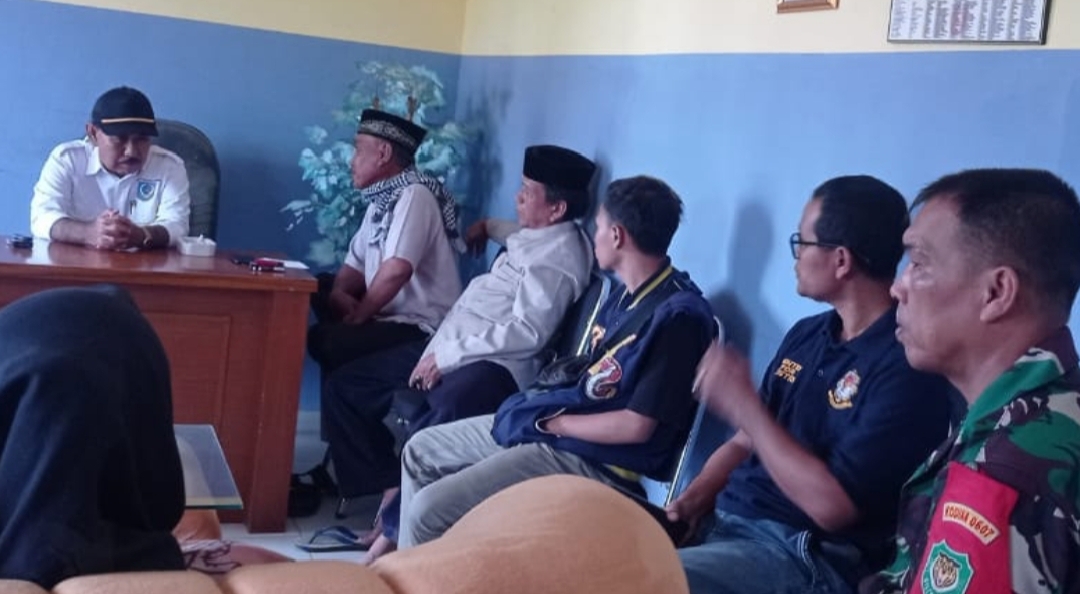 Melalui Komsos, Babinsa Selajambe Ajak Warga Tingkatkan Keamanan Lingkungan