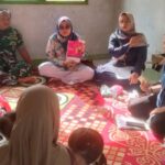 Ajak peduli Kesehatan Balita, Babinsa Kebonmanggu Komsos Bersama Kader Posyandu