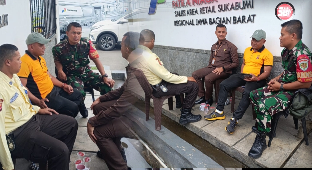 Kedatangan Babinsa Kelurahan Cikole Sertu Sumitra Disambut Satpam Pertamina
